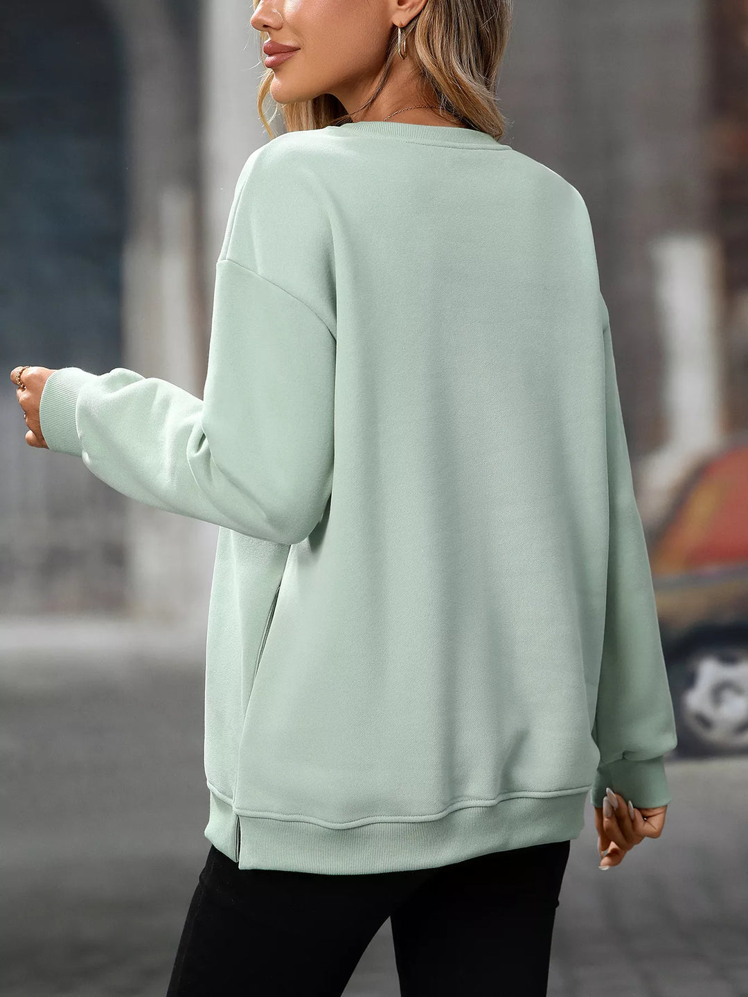 Relaxed crew neck sweatshirt with side pockets and slit hem