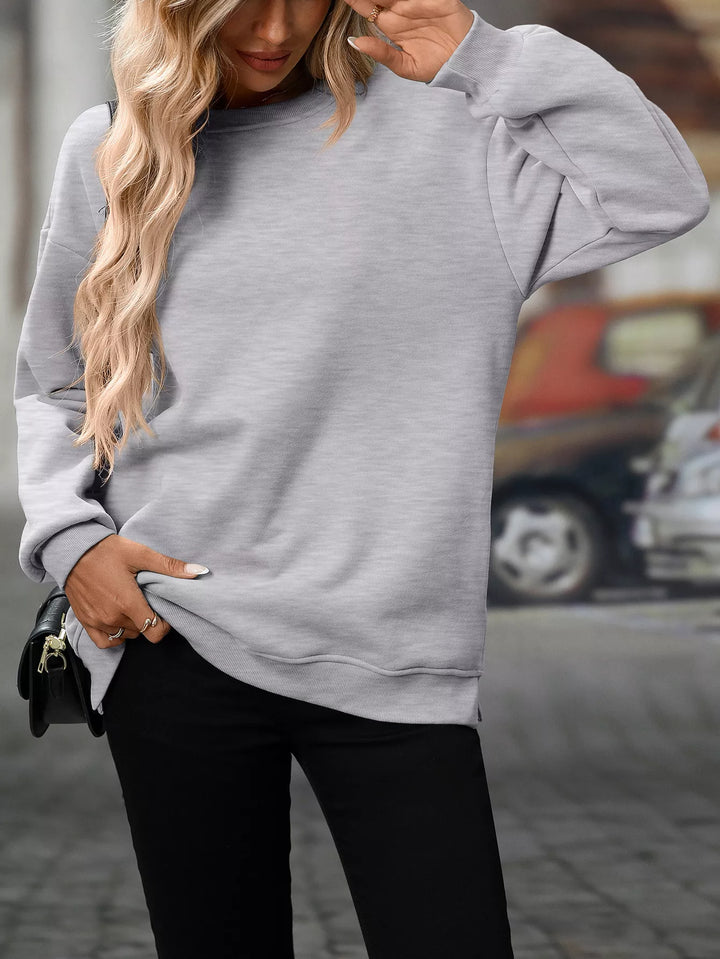 Relaxed crew neck sweatshirt with side pockets and slit hem