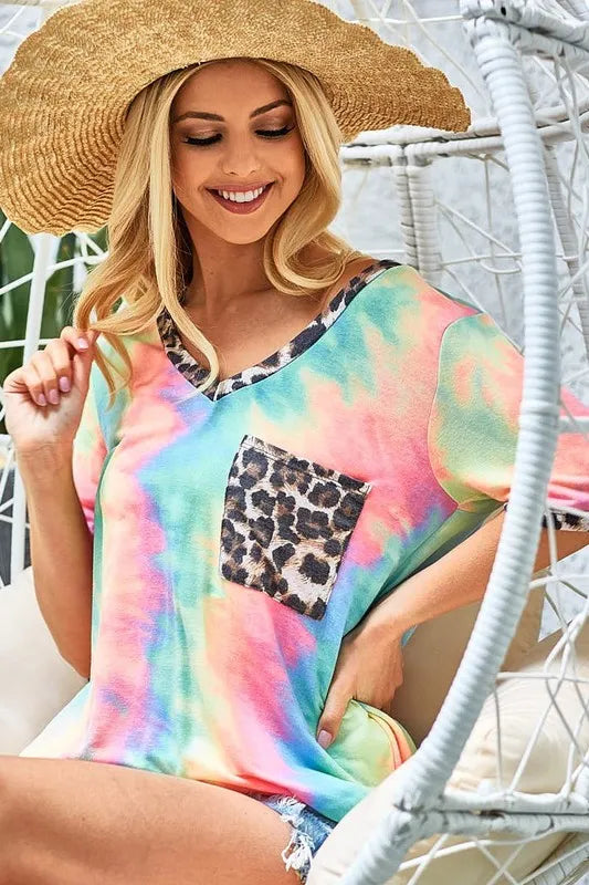 Tie-dye v-neck tee with leopard print patch pocket