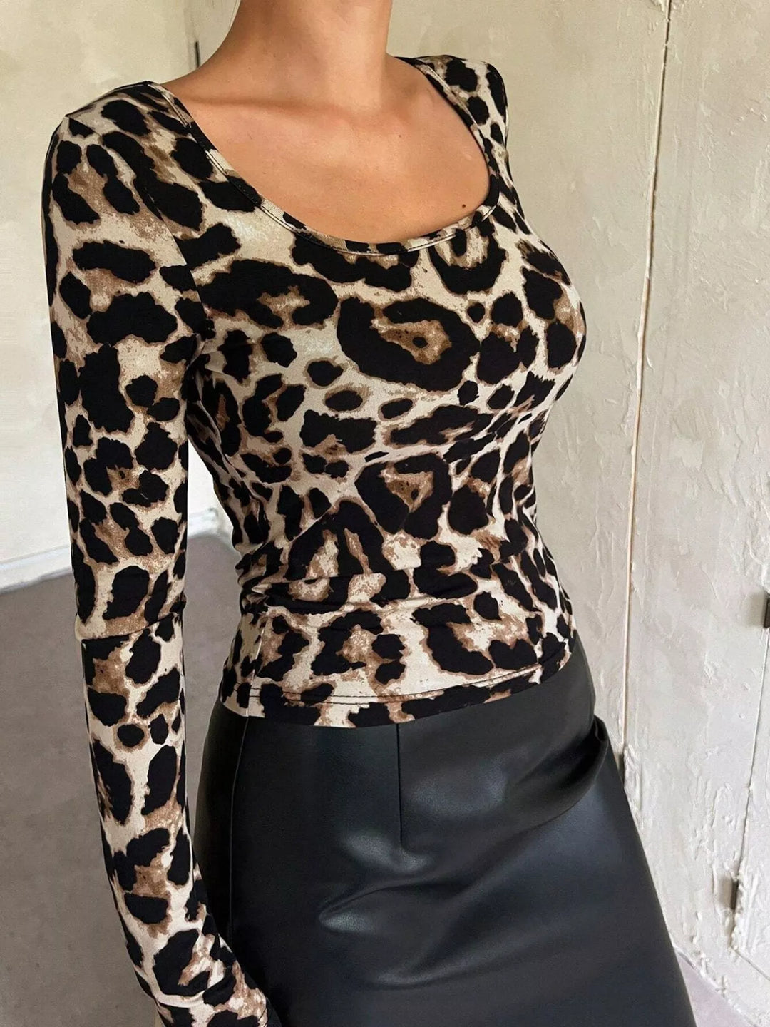 Leopard print scoop neck long sleeve fitted top