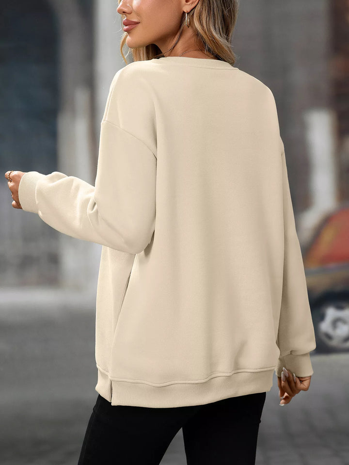 Relaxed crew neck sweatshirt with side pockets and slit hem