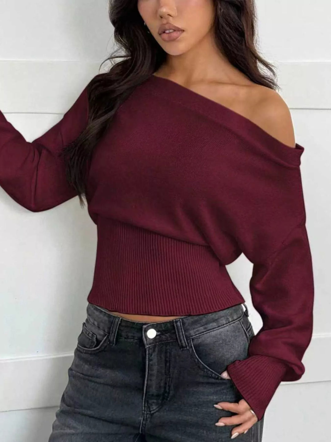 One-shoulder cropped sweater with ribbed waist and long sleeves