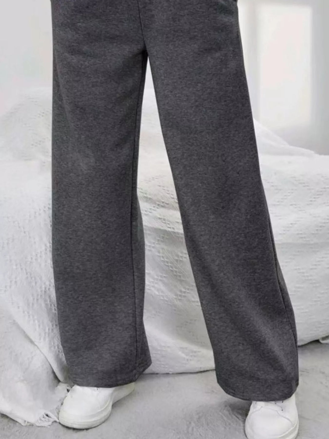 Wide-leg drawstring sweatpants with side pockets