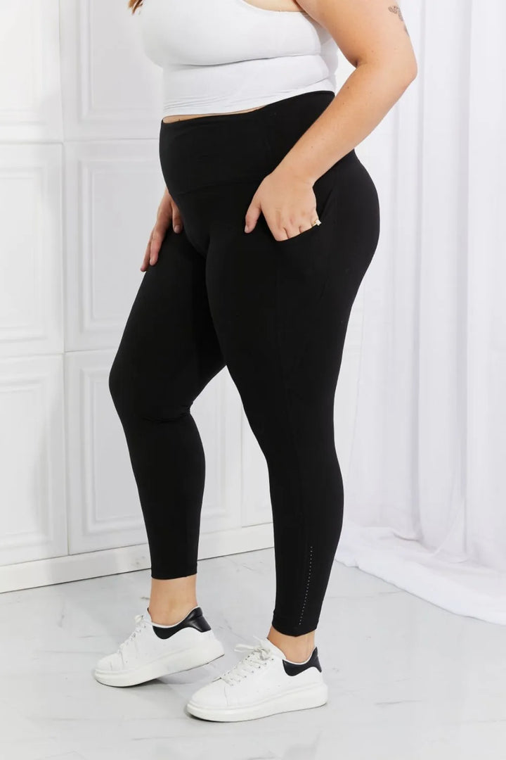 High-waisted active leggings with side pockets and reflective dots