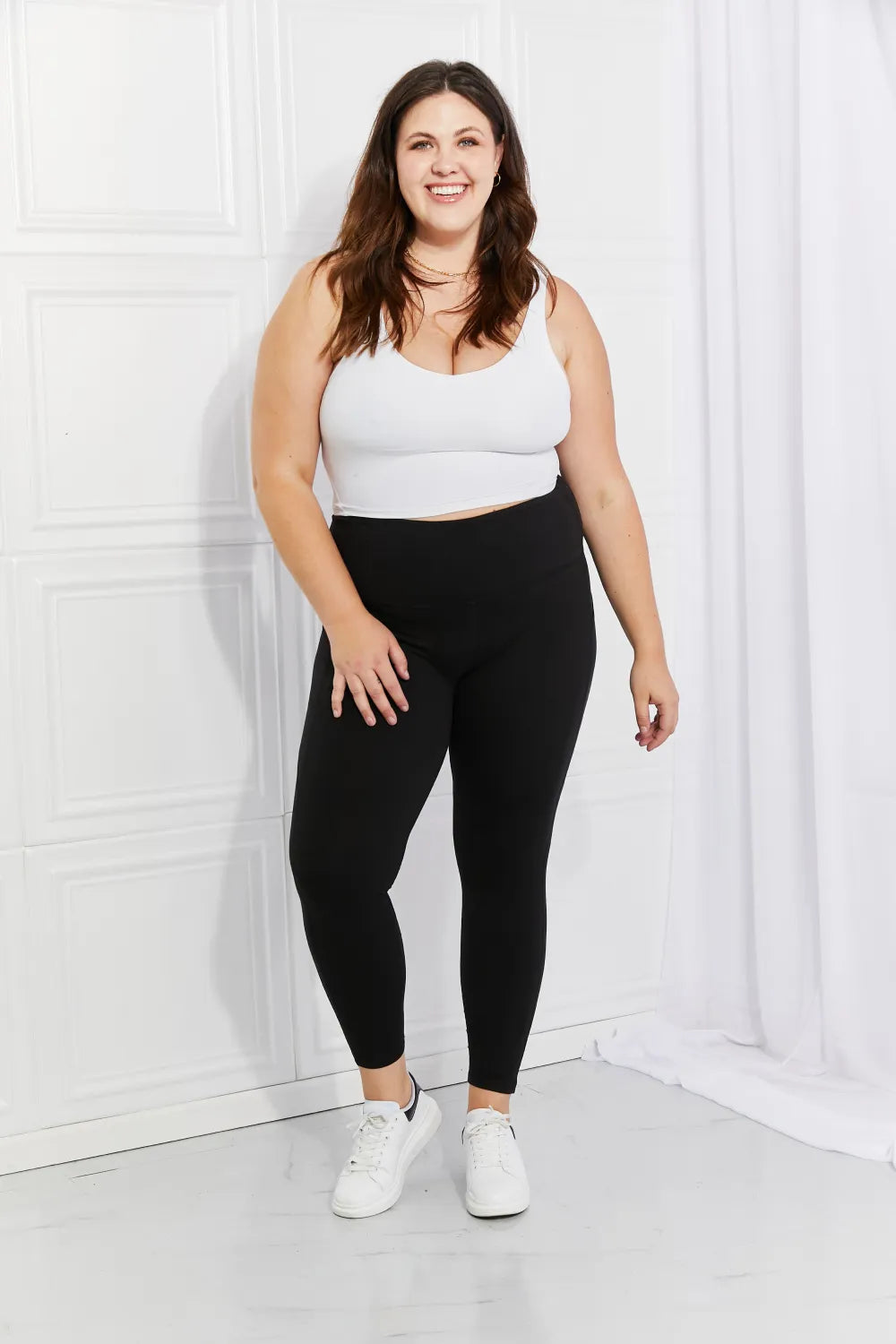 High-waisted active leggings with side pockets and reflective dots