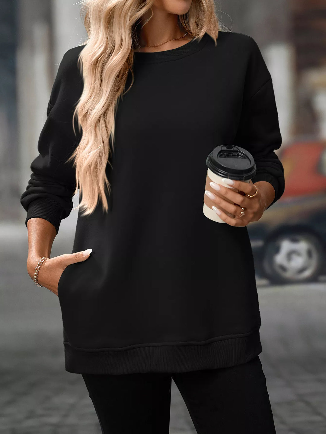 Relaxed crew neck sweatshirt with side pockets and slit hem