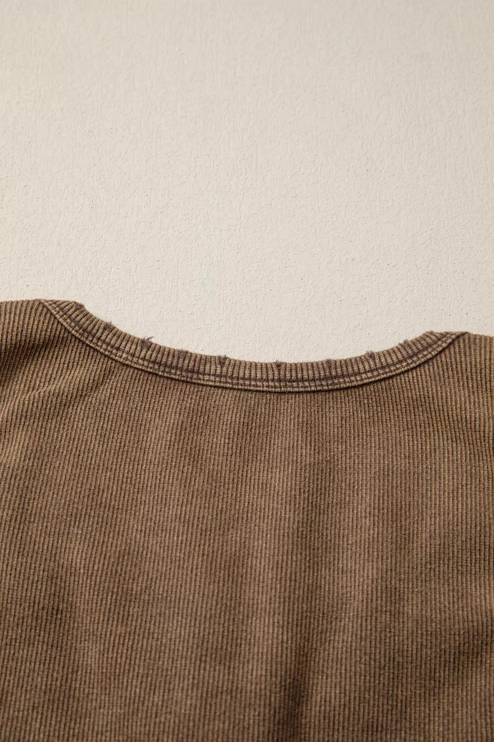Ribbed knit snap-button wide-strap tank top