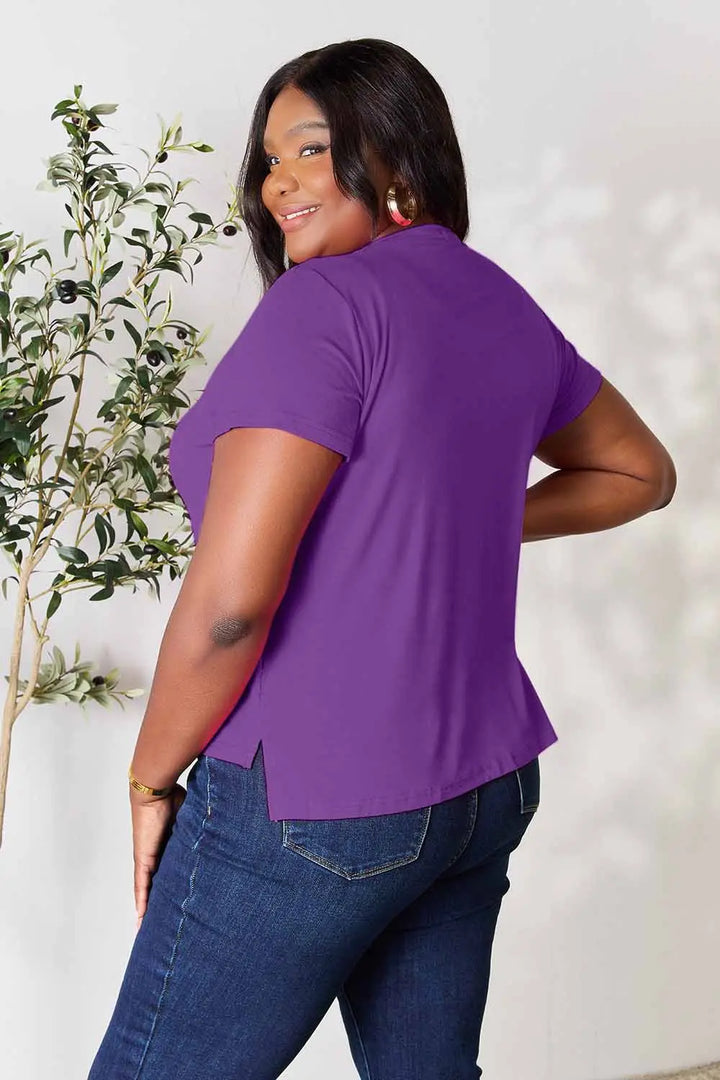 Round neck short sleeve tee with side slit hem