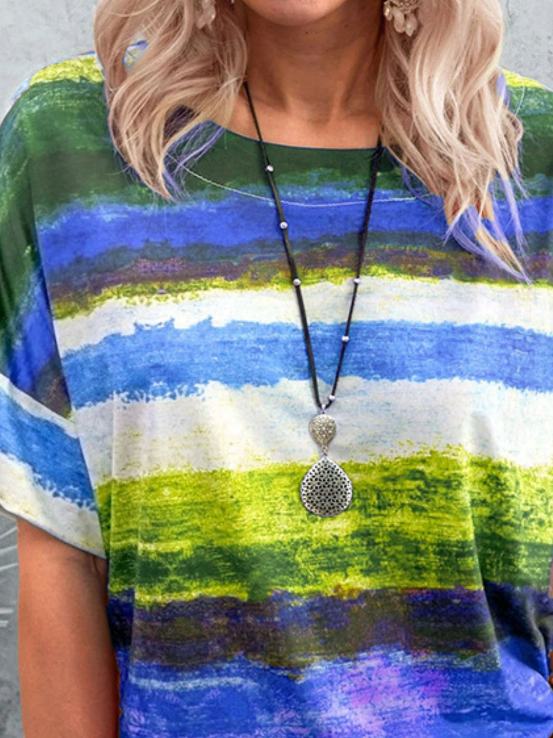 Abstract stripe round-neck short sleeve t-shirt