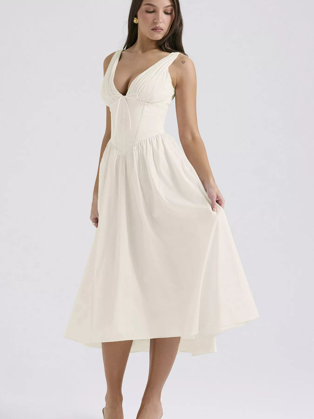 Sleeveless V-neck midi dress with fitted bodice and pockets