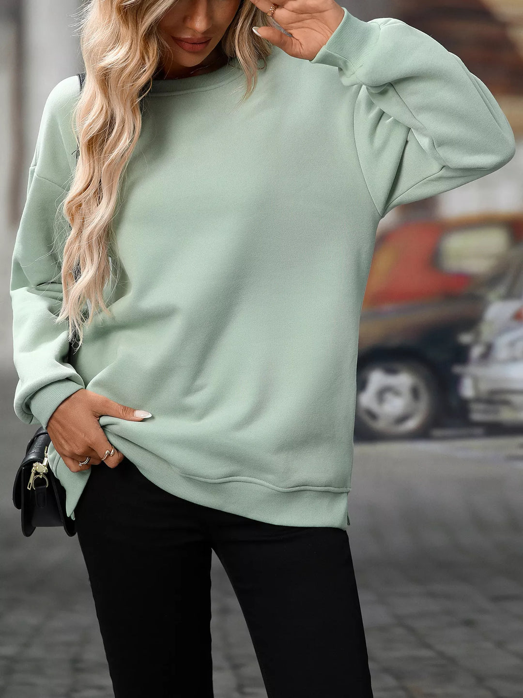 Relaxed crew neck sweatshirt with side pockets and slit hem