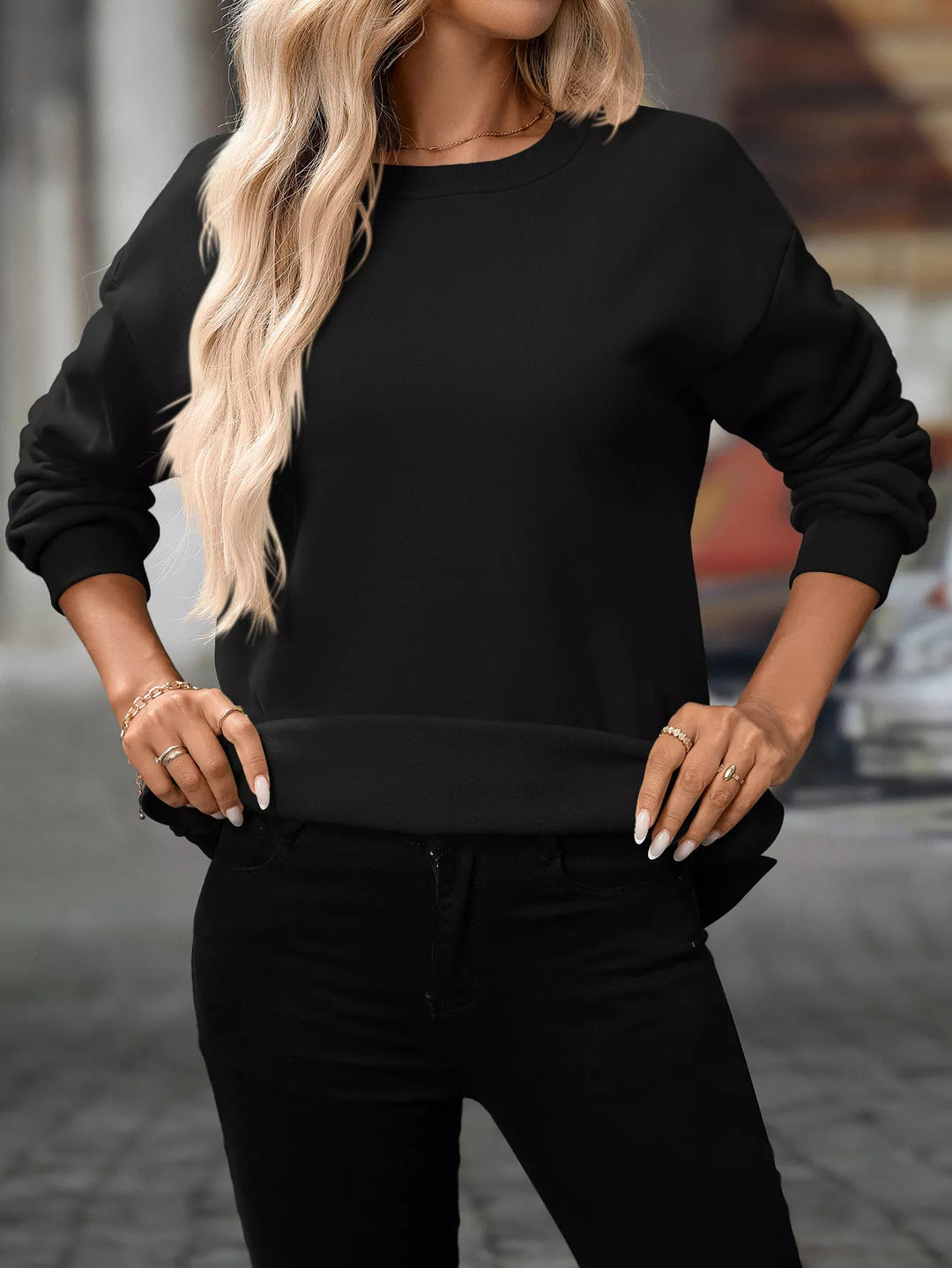 Relaxed crew neck sweatshirt with side pockets and slit hem