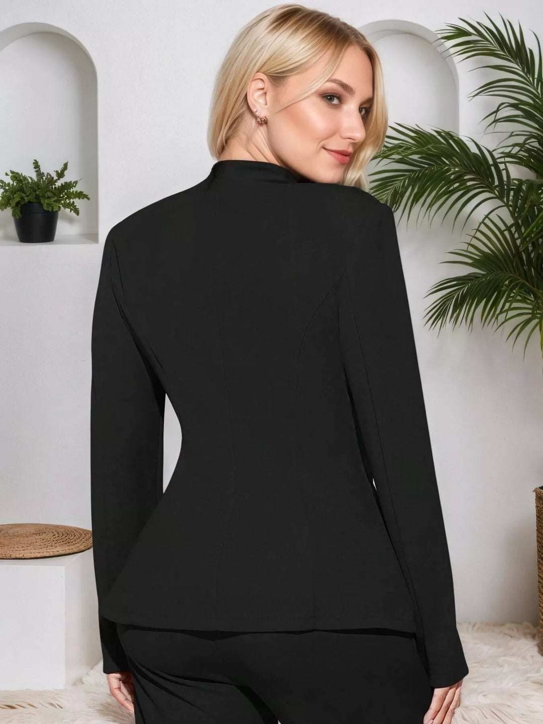 Single-button notch lapel slim fit blazer with flap pockets