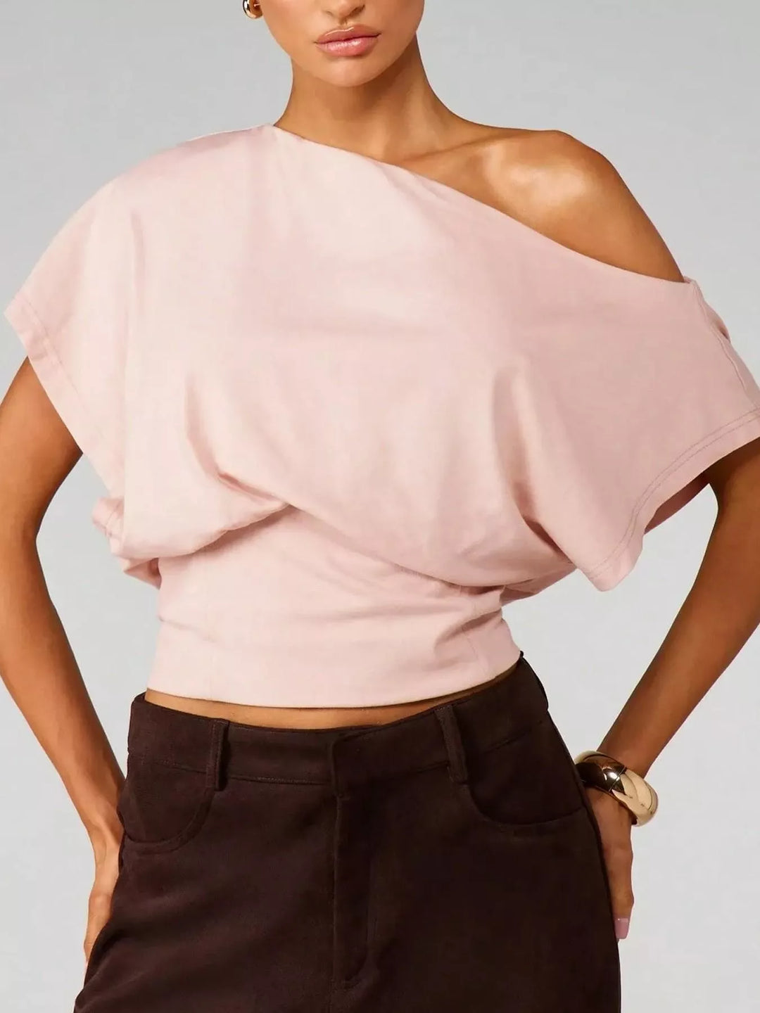 Asymmetric one-shoulder crop top with short sleeve