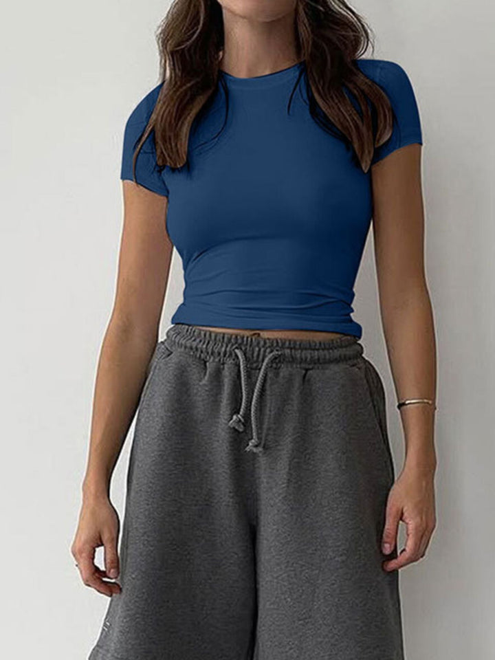 Slim-fit crew neck crop tee with short sleeves