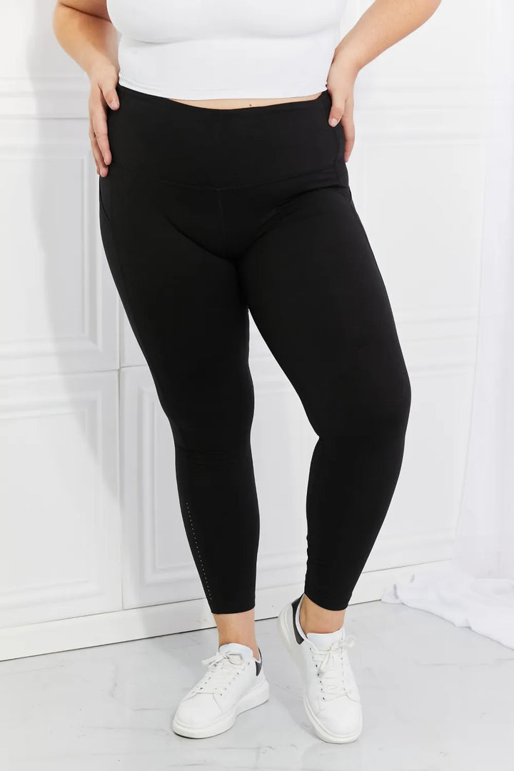 High-waisted active leggings with side pockets and reflective dots