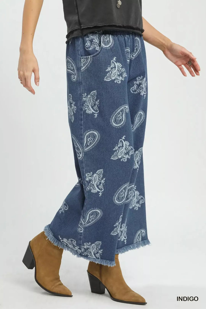 Paisley print wide-leg denim pants with frayed hem