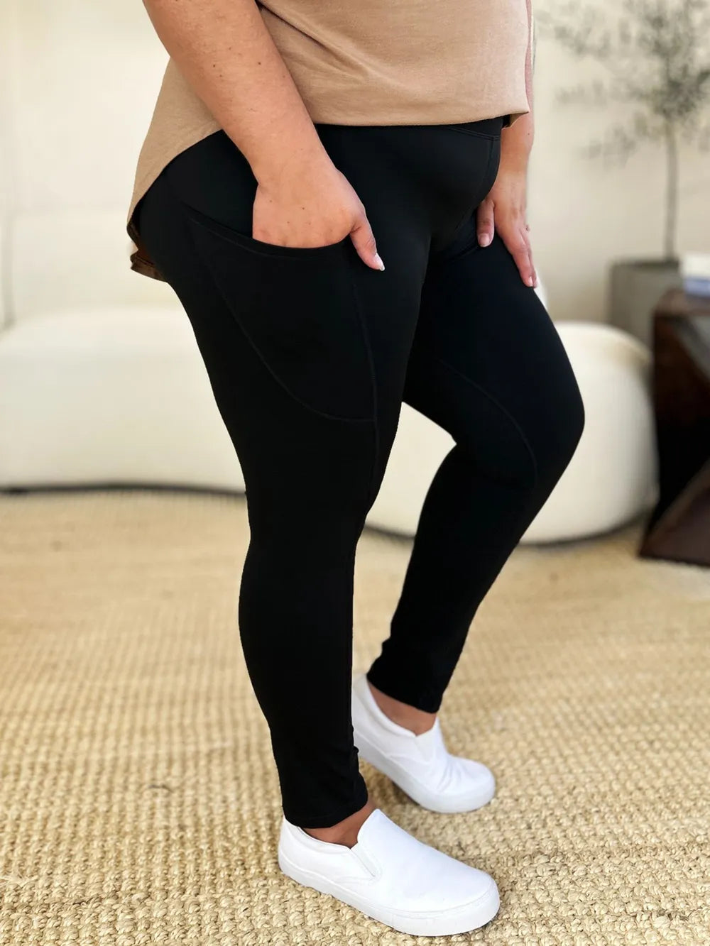 Wide waistband sports leggings with side pockets