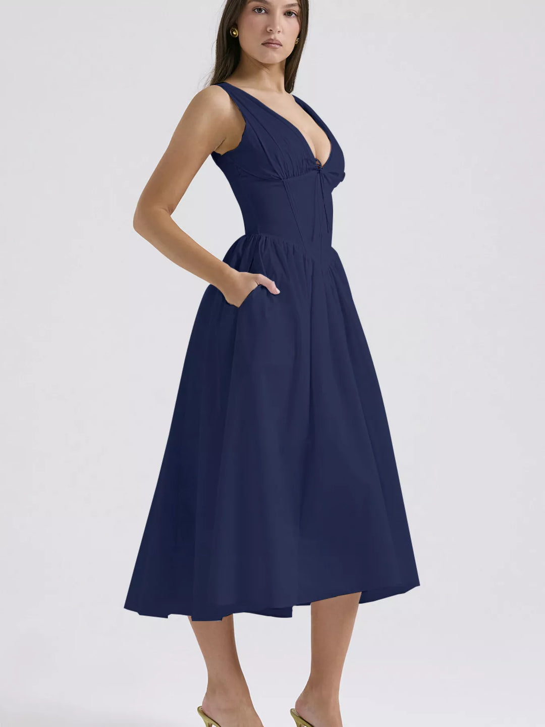 Sleeveless V-neck midi dress with fitted bodice and pockets