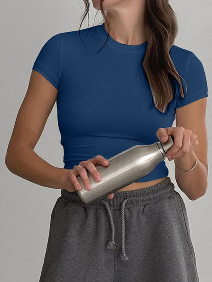 Slim-fit crew neck crop tee with short sleeves