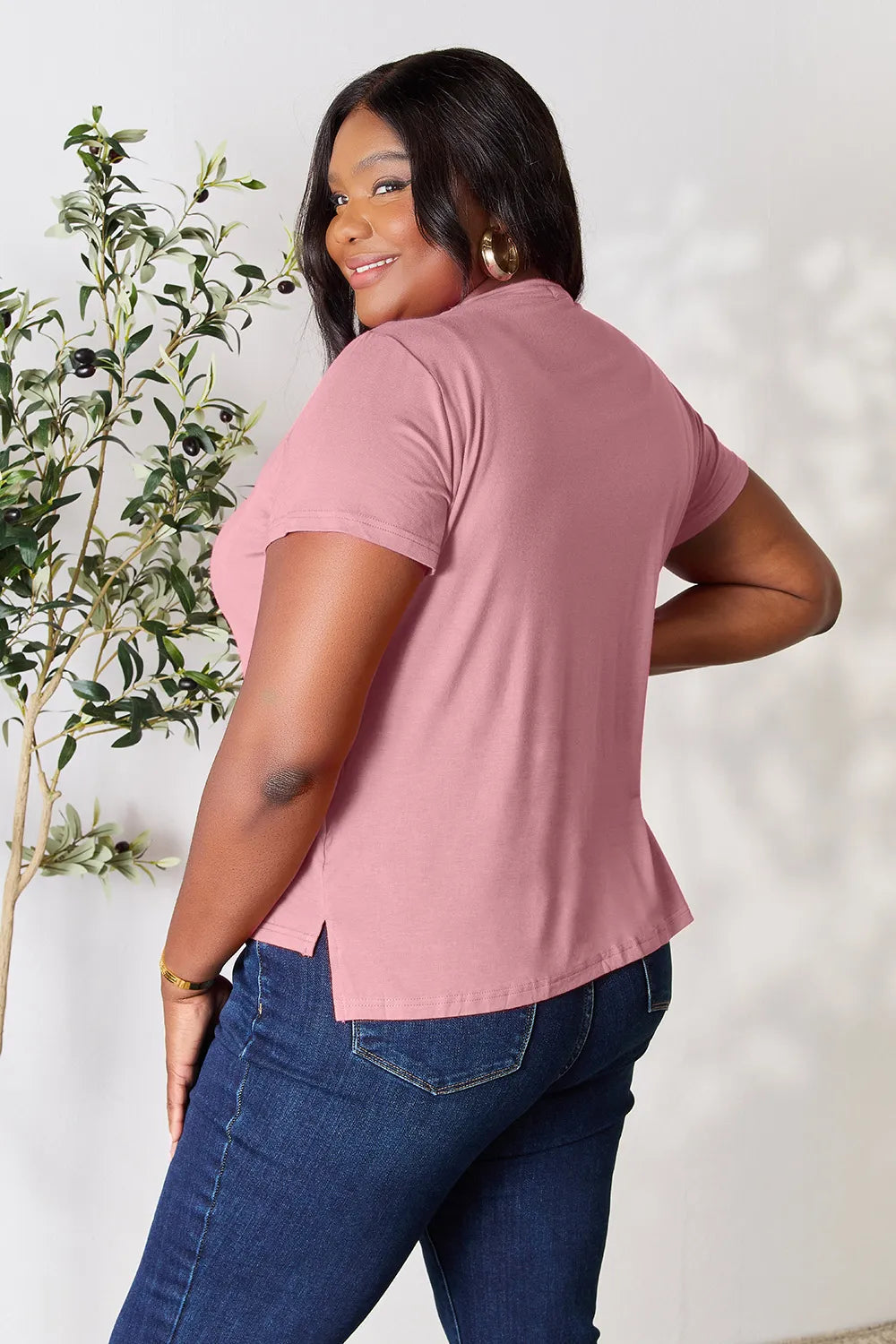 Round neck short sleeve tee with side slit hem