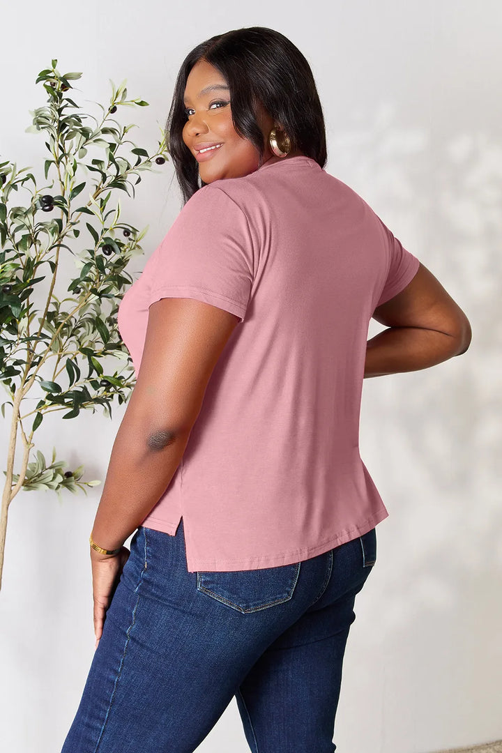 Round neck short sleeve tee with side slit hem