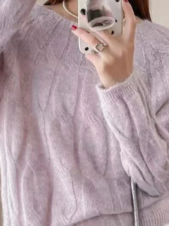 Cable-knit round neck pullover with ribbed cuffs and hem