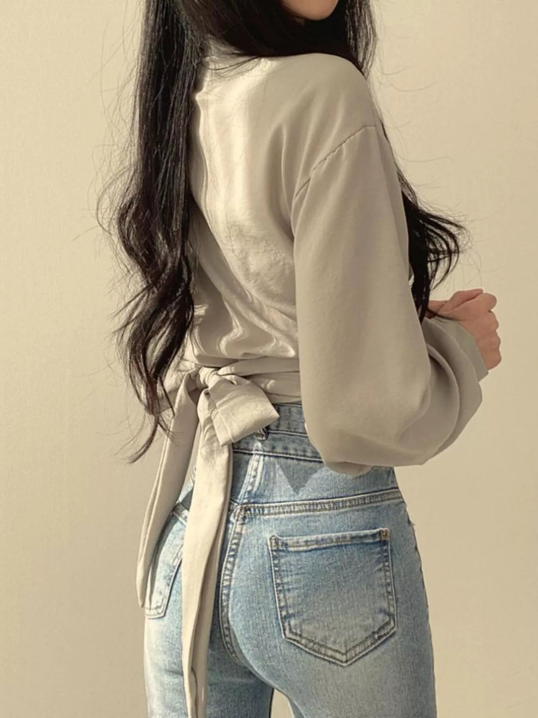 Twisted knot cropped shirt with long balloon sleeves