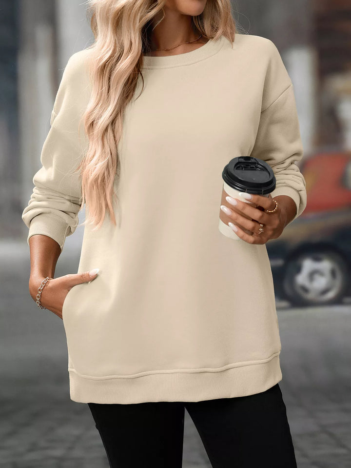 Relaxed crew neck sweatshirt with side pockets and slit hem