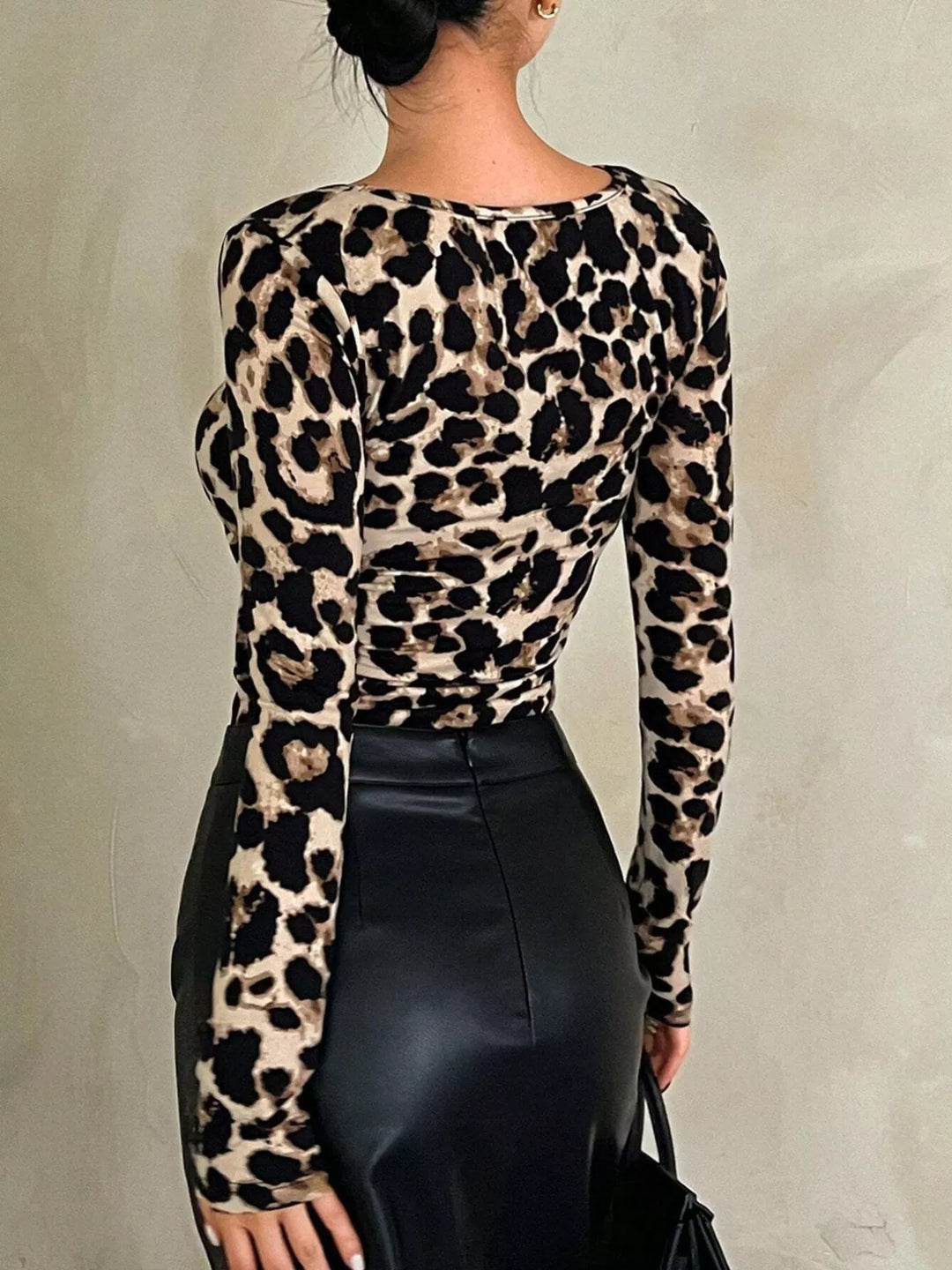 Leopard print scoop neck long sleeve fitted top