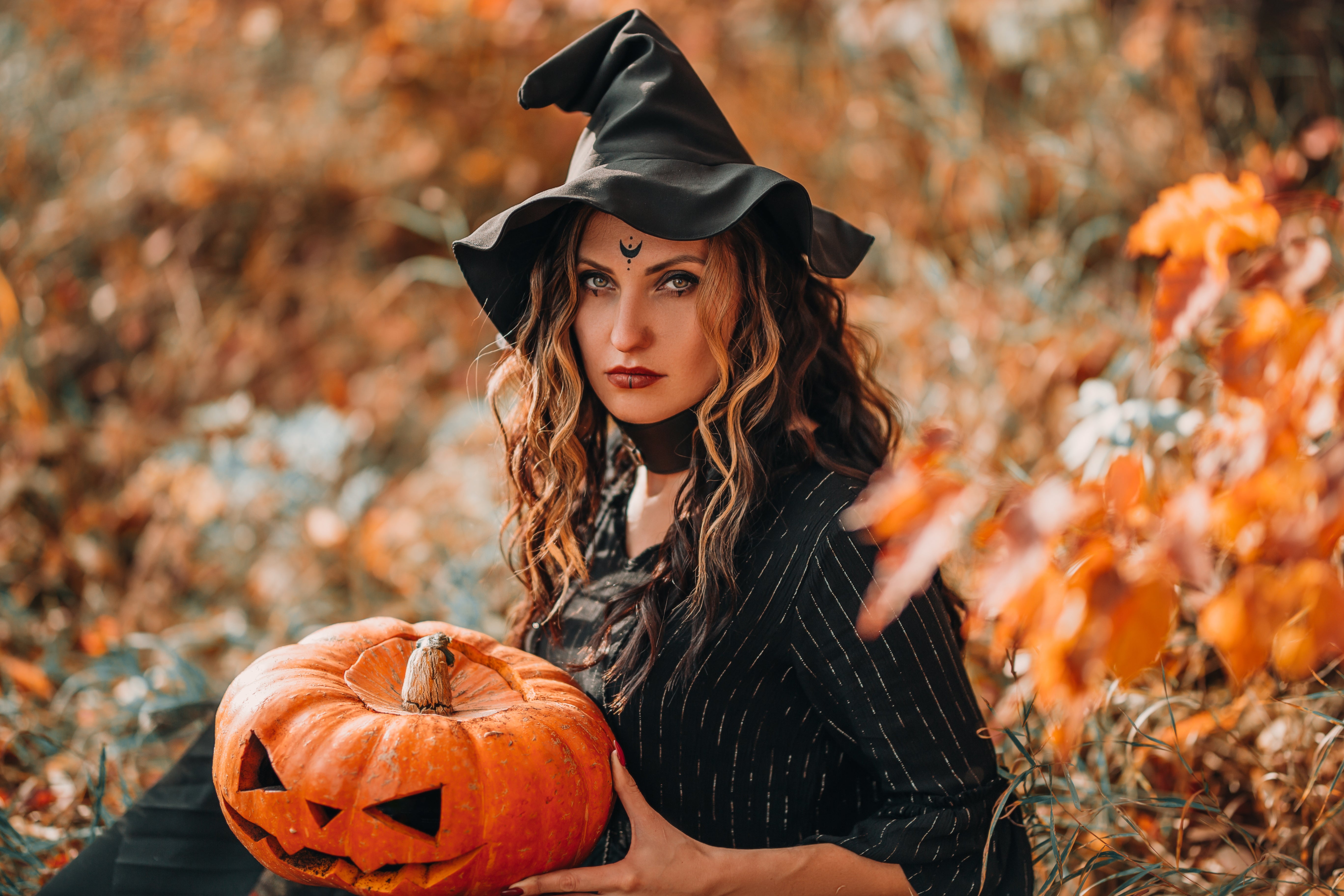sitting-girl-dressed-as-witch-holding-pumpkin-in-t-2021-09-03-02-30-09-utc - Azoroh